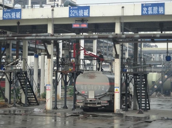 風(fēng)從虎，雨從龍，大大來了雨迎接！興發(fā)牛，大壩壯，主席來了宜昌亮！